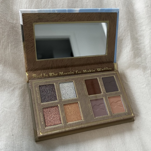Shrek x Revolution 'Donkey on the Edge' Mini Eyeshadow Palette - Picture 2 of 4